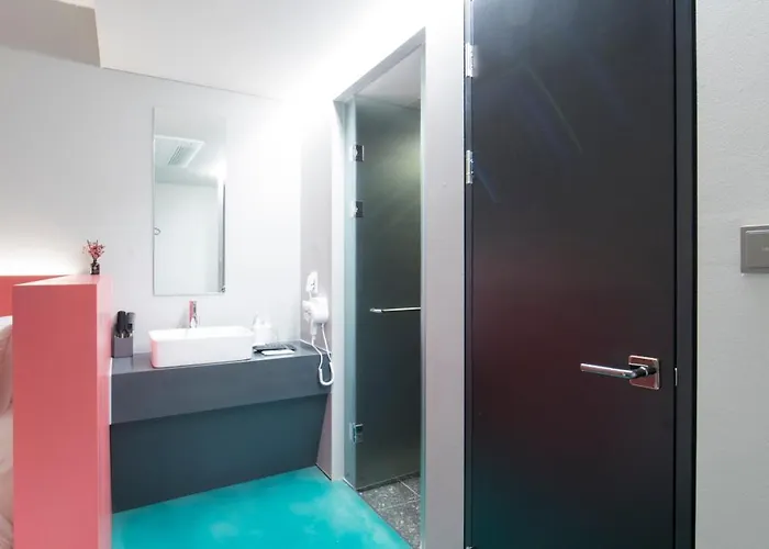H Motel *